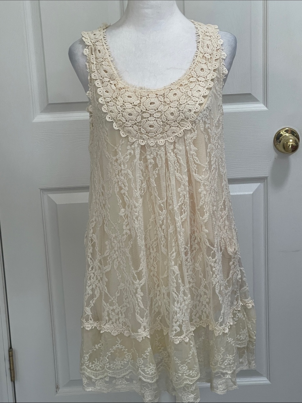 Pretty Angel Cream Crochet Lace Scoop-Neck Chemise. Size Lg